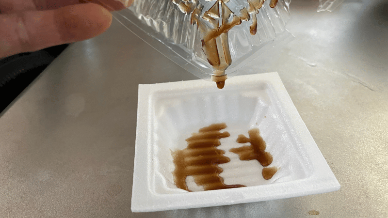 周囲のプラスチック容器も汚す