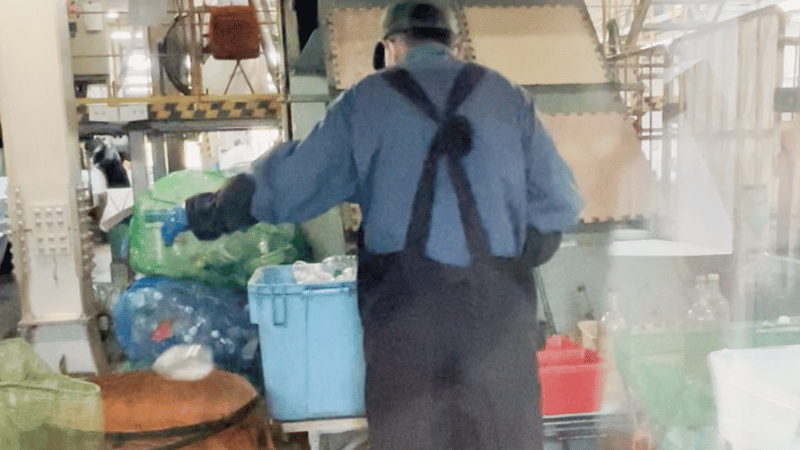 ごみ処理場(リサイクルプラザ藤沢)のプラごみ分別の様子